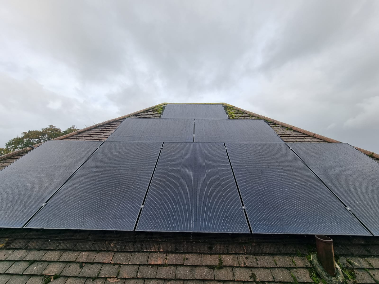 Harnessing the Sun: An In-Depth Exploration of Net Metering and Solar Energy with Save Energy UK