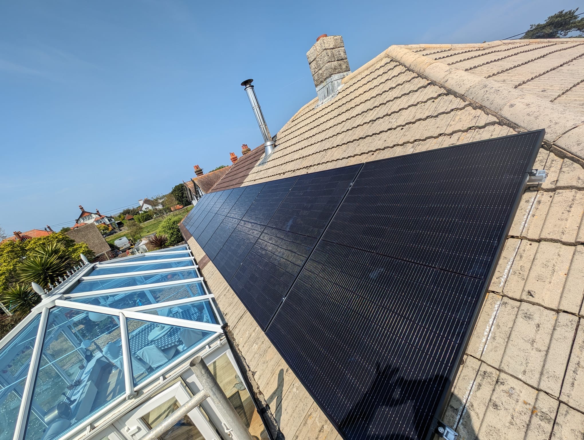 Hybrid Solar Systems with Recom Tech Panels: The Future of Energy Efficiency